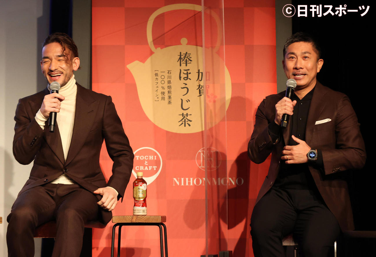 「ポッカサッポロ加賀棒ほうじ茶」リニューアル発表会で衣装の色合いがほうじ茶カラーでかぶってしまい苦笑いする中田氏（左）と前園真聖（撮影・狩俣裕三）