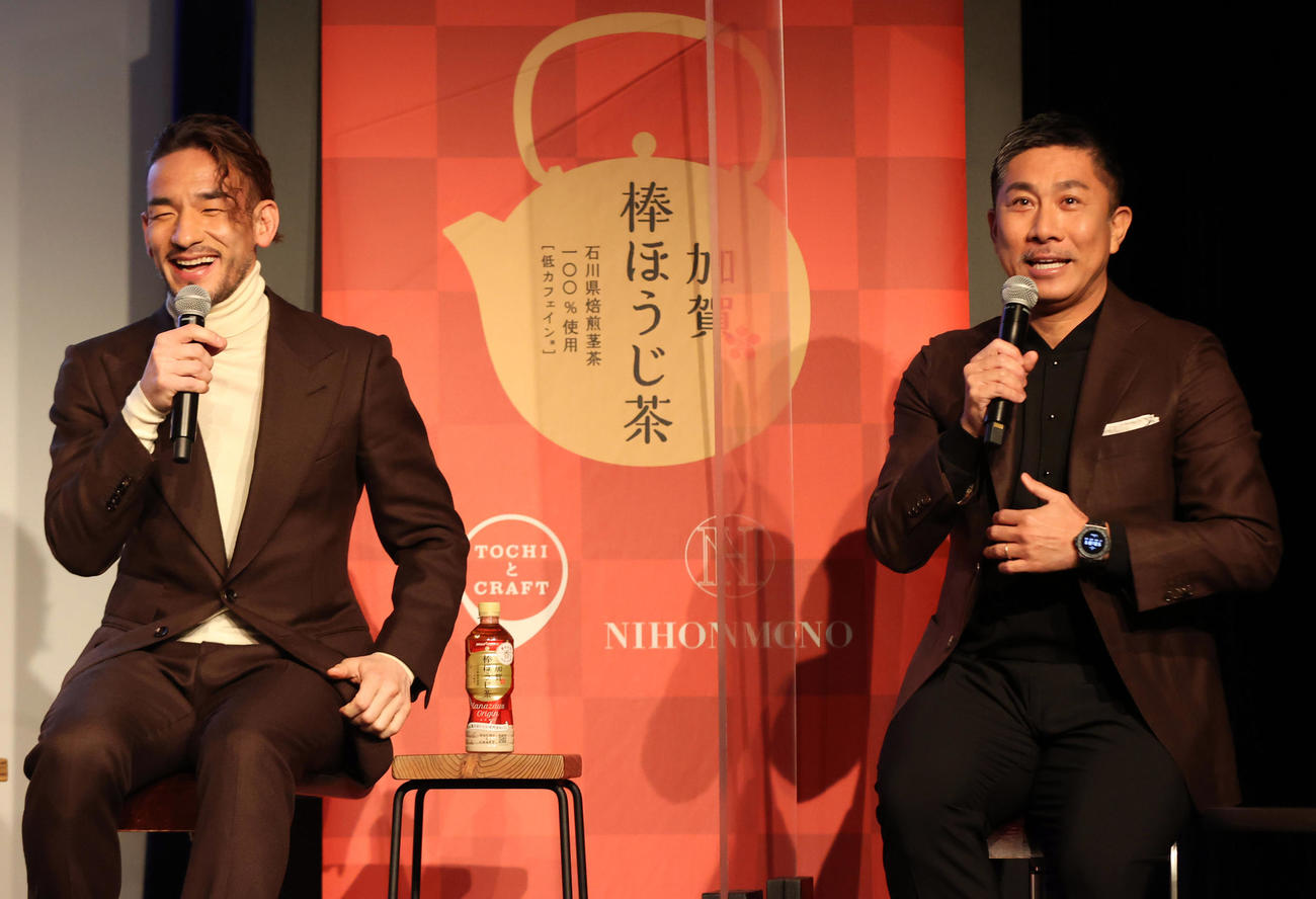 「ポッカサッポロ加賀棒ほうじ茶」リニューアル発表会で衣装の色合いがほうじ茶カラーでかぶってしまい苦笑いする中田氏（左）と前園真聖（撮影・狩俣裕三）