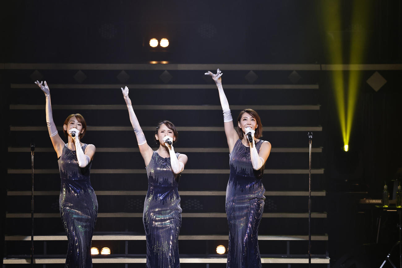 ライブでパフォーマンスする、左から愛希れいか、ソニン、柚希礼音