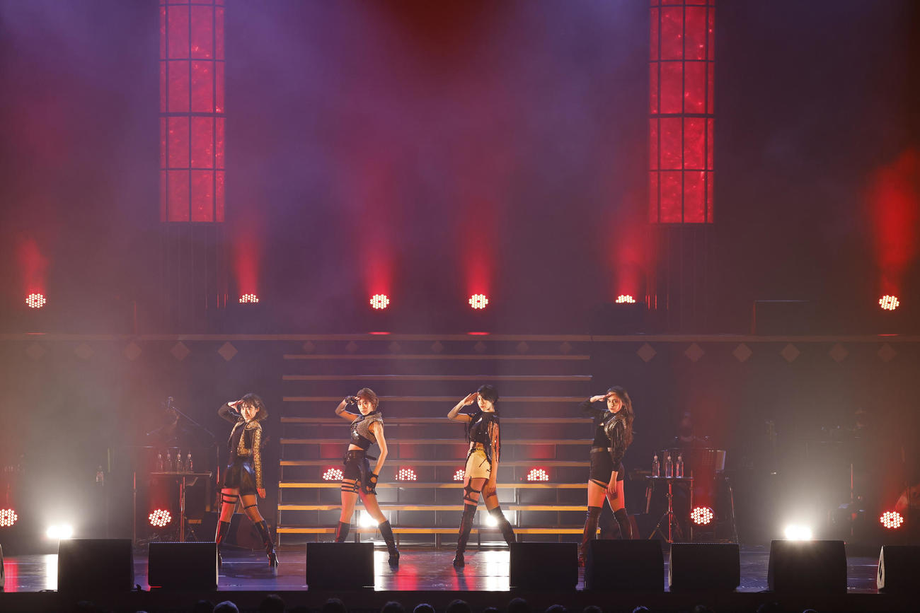 ライブでパフォーマンスする、左から清水くるみ、愛希れいか、三吉彩花、石田ニコル
