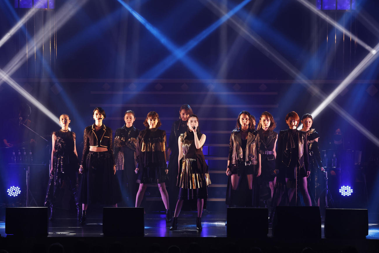 ライブでパフォーマンスする、左から恒松祐里、三吉彩花、堀田真由、清水くるみ、柚希礼音、村川絵梨、石田ニコル、ソニン、愛希れいか、島ゆいか