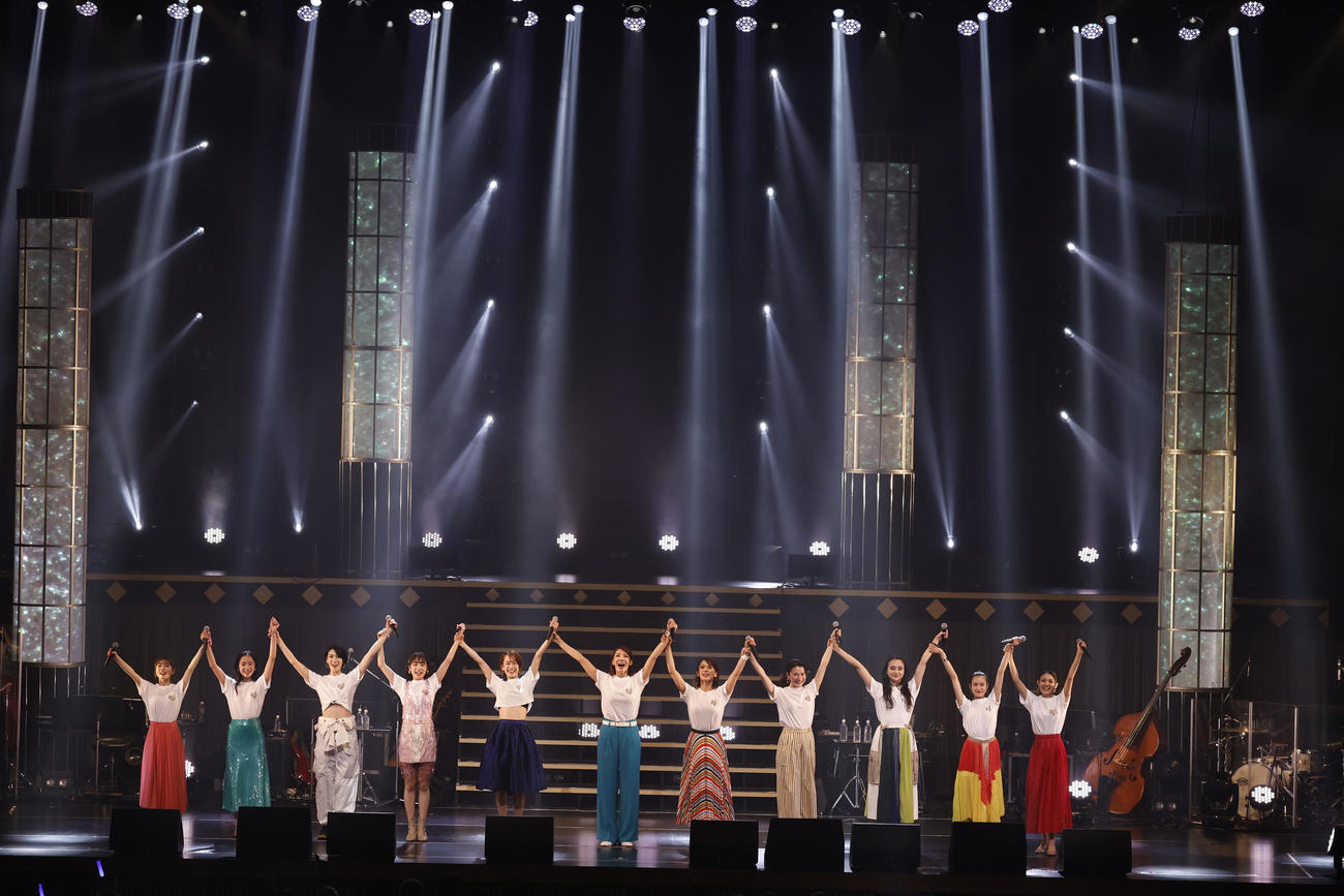 ライブを行い、あいさつする左から礒部花凜、堀田真由、三吉彩花、清水くるみ、愛希れいか、柚希礼音、ソニン、村川絵梨、石田ニコル、恒松祐里、島ゆいか