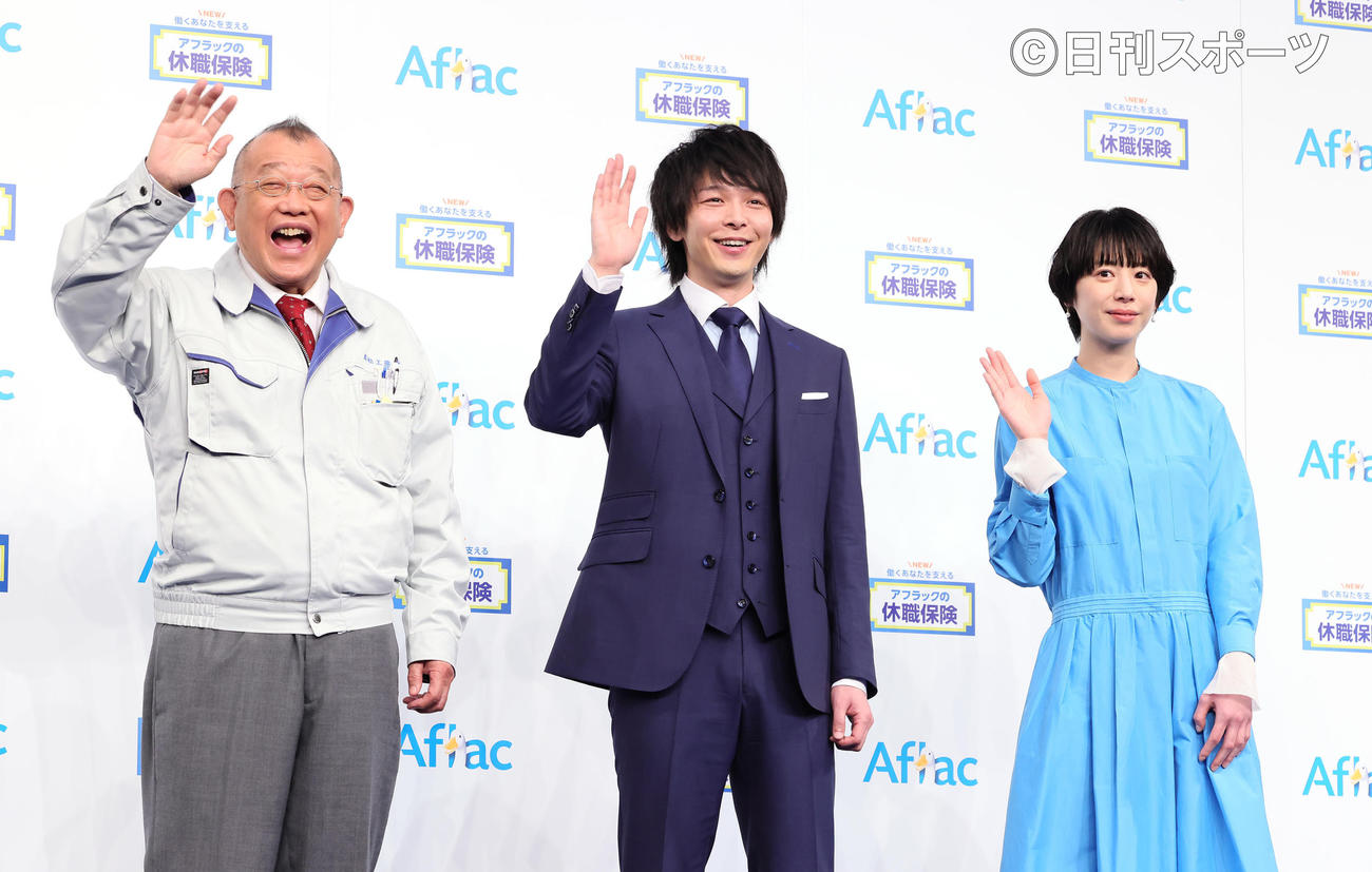 発表会で笑顔の、左から笑福亭鶴瓶、中村倫也、夏帆（撮影・足立雅史）