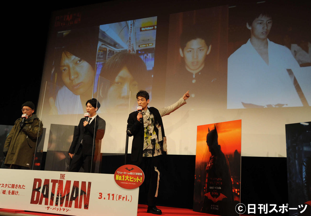 映画「THE BATMAN－ザ・バットマン－」公開直前スペシャルイベントで、お笑いコンビ、ニューヨークの嶋佐和也（左端）の大学2年時の写真（写真左）と屋敷裕政（中央）の高校2年時の写真（写真右）を見ながら話す佐藤隆太（撮影・松尾幸之介）