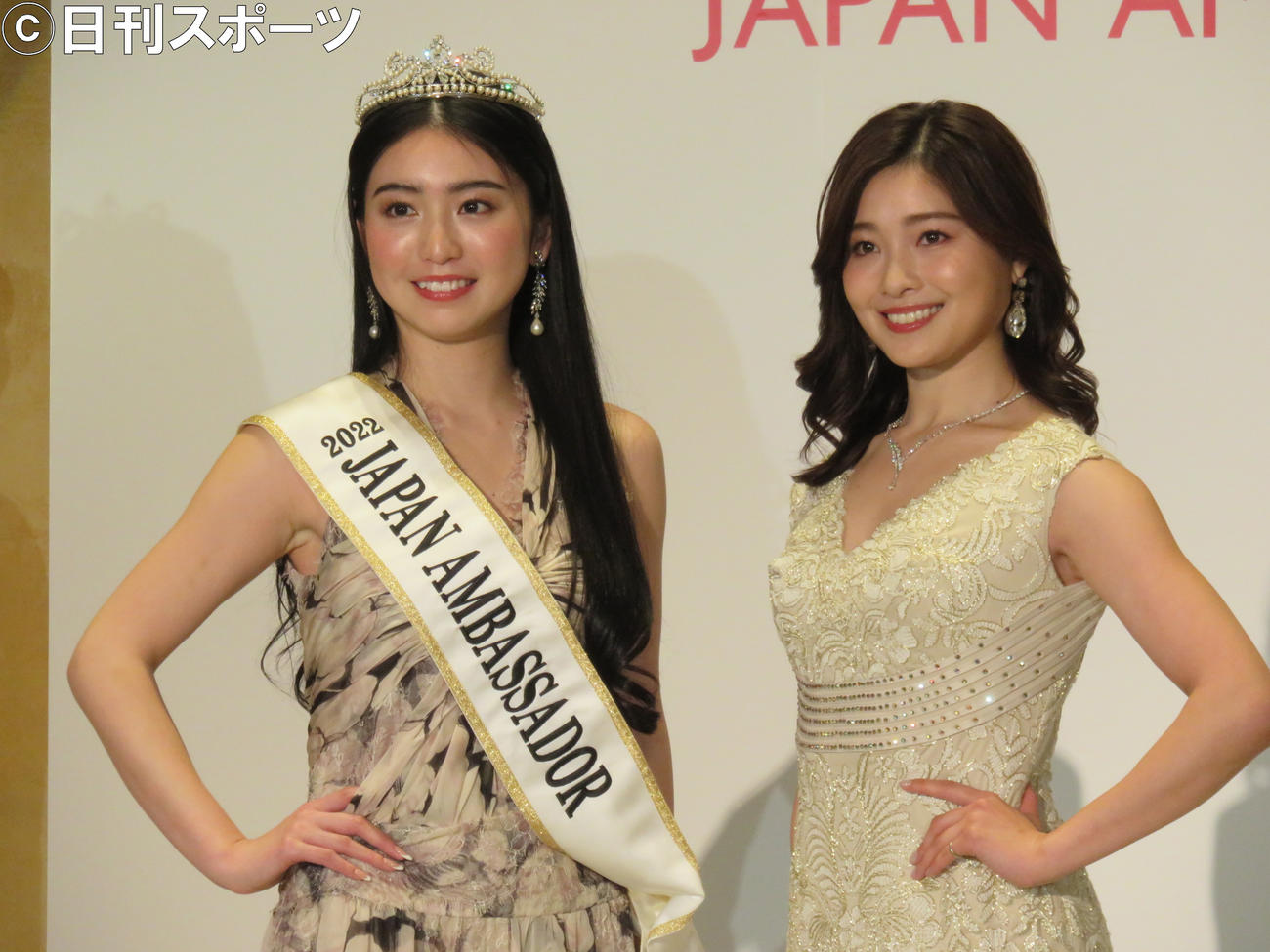 ジャパンアンバサダーの初代グランプリに輝いた神野莉吏さん（左）とディレクターの土屋炎伽