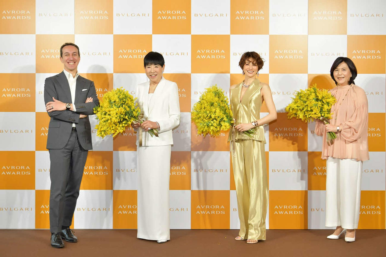 「BVLGARI AVRORA AWARDS 2022」国際女性デー記者会見に出席した左からウォルター・ボロニーノ社長、和田アキ子、米倉涼子、林陽子さん