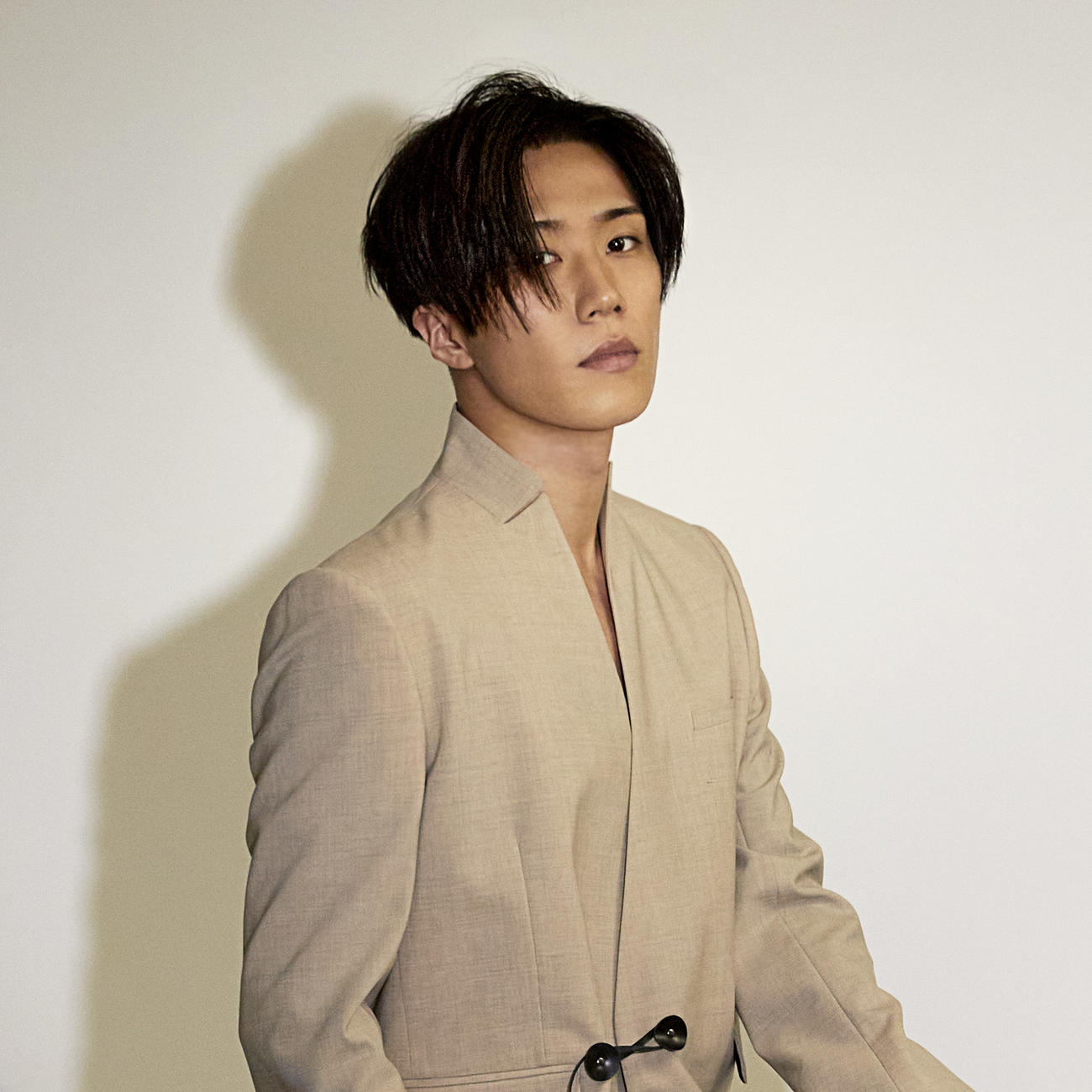 舘ひろし本人着用テットオムジャケット カムカム」に「トミー」再登場 CDジャケットの写真のみの出演も