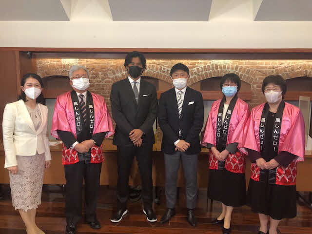 「風しん理解促進Zoomウェビナー」に参加した中澤佑二氏（左から3人目）と武田修宏氏（同4人目）