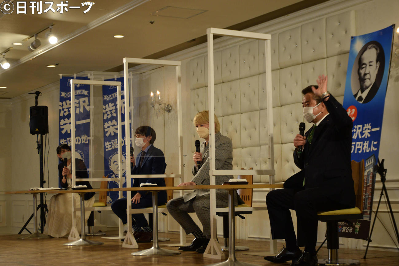 テレ玉「シブサワ解体深書」の公開収録に臨む、左から三四郎の小宮浩信、相田周二、小島進深谷市長