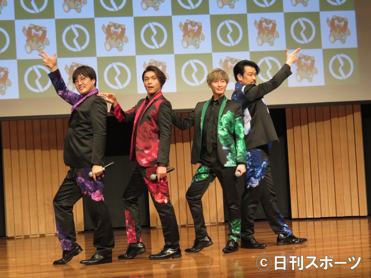 府中大使に任命された純烈の（左から）酒井一圭、白川裕二郎、後上翔太、小田井涼平