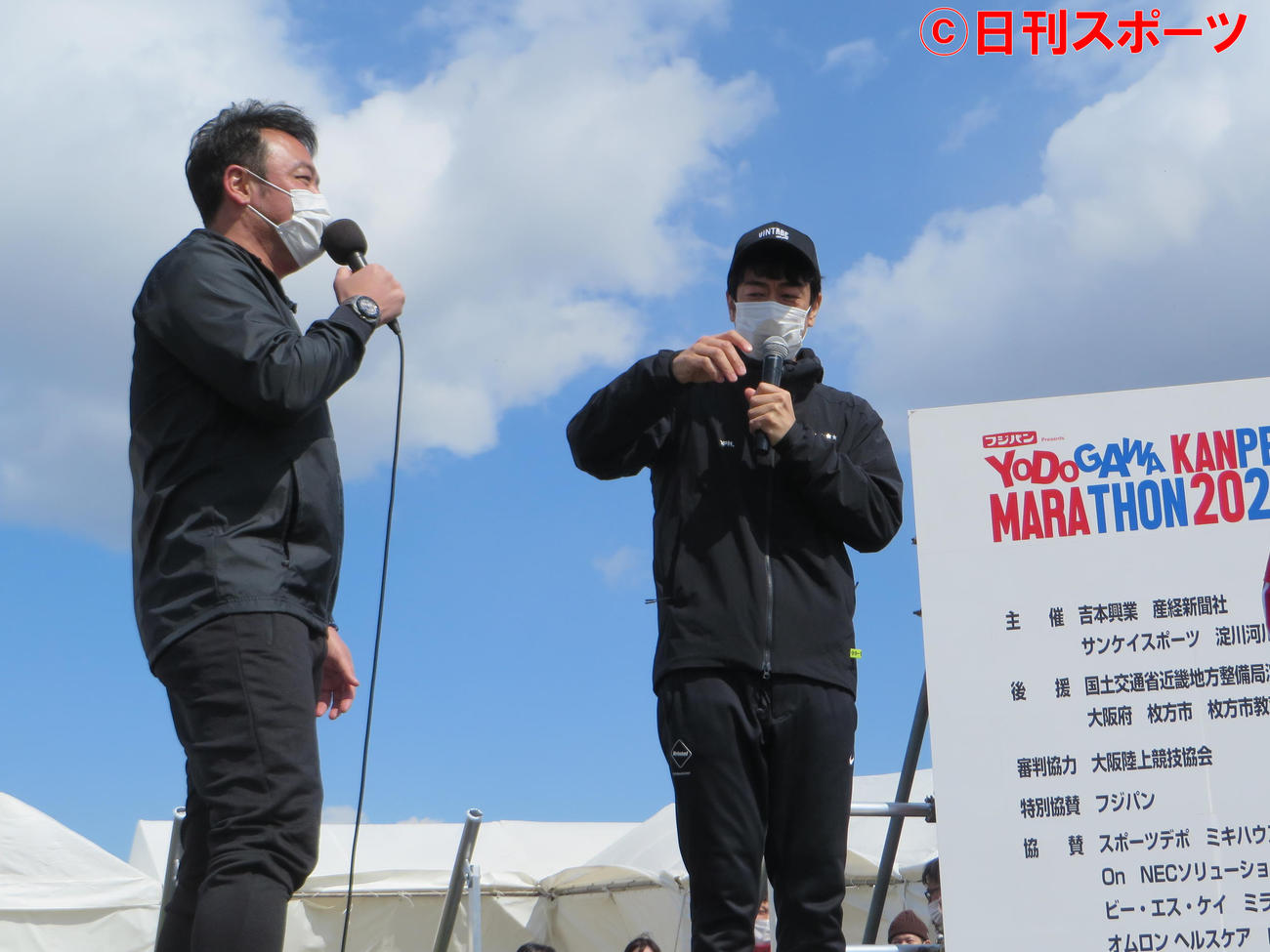 6日、寛平マラソンに参加し、レース前のイベントでたむらけんじ（左）にいじられる浜本