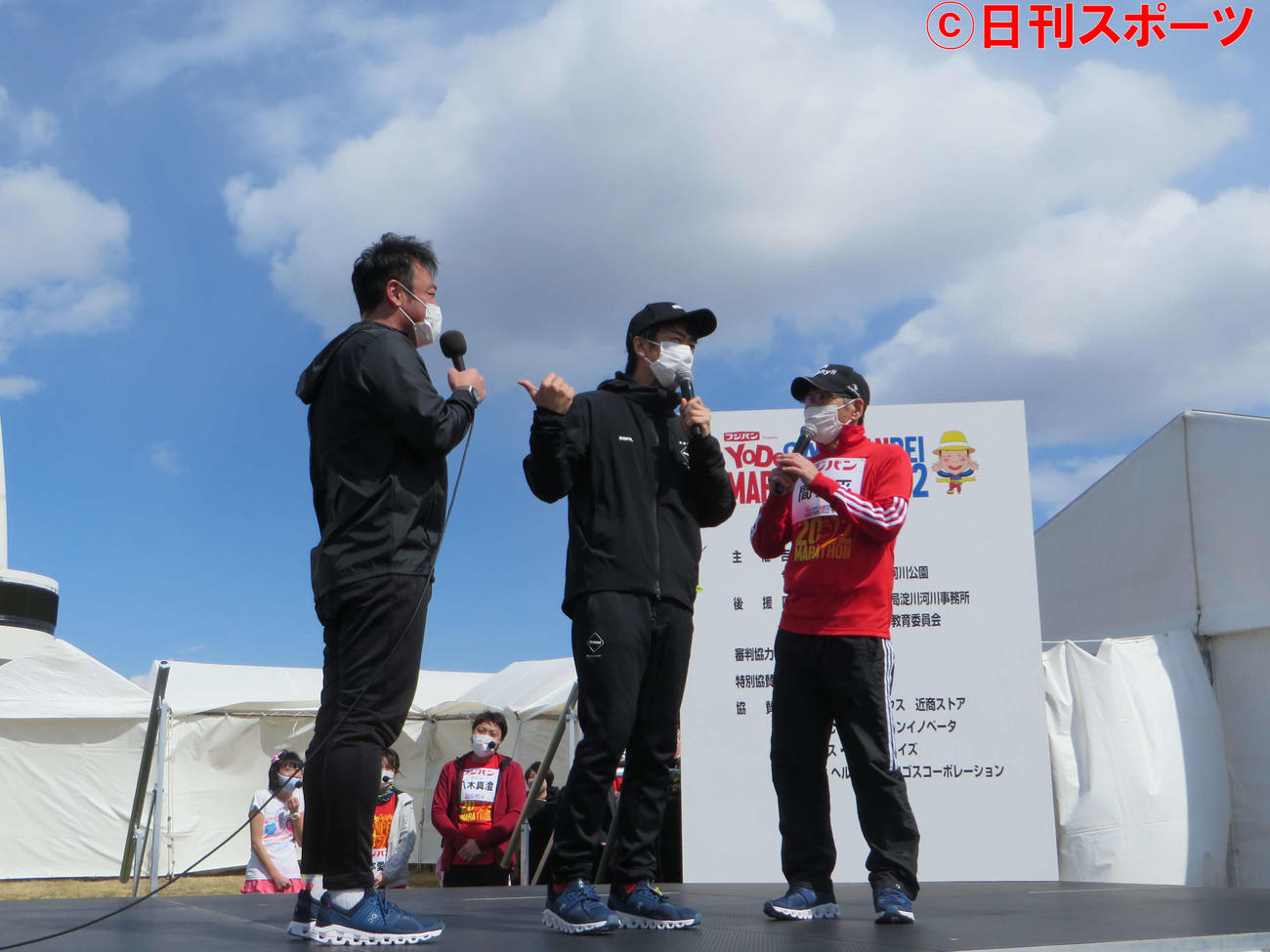 6日、寛平マラソンのイベントに参加したテンダラー浜本（中央）は、間寛平（右）とたむらけんじから冷やかされっぱなし