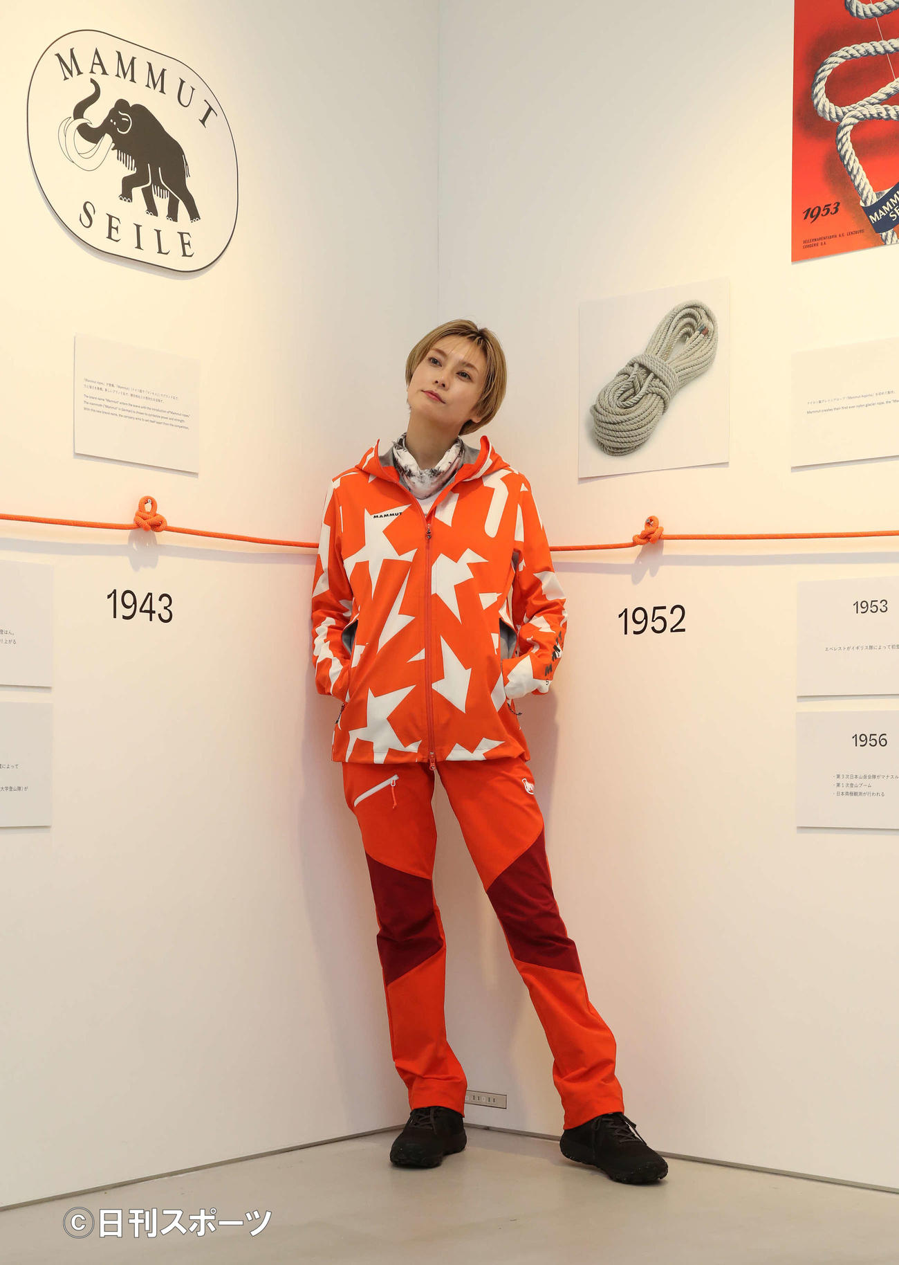 マムート160周年記念プロジェクトで展示会エリアを見学する柴咲コウ（撮影・丹羽敏通）