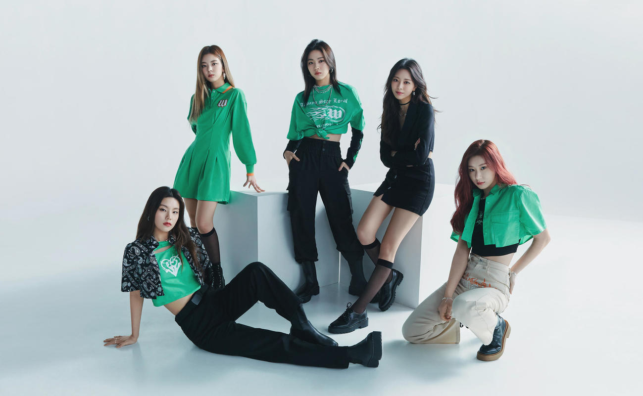 「H＆M」の2022年春夏キャンペーンのアンバサダーに就任した、ITZY。左からイェジ、リア、リュジン、ユナ、チェリョン