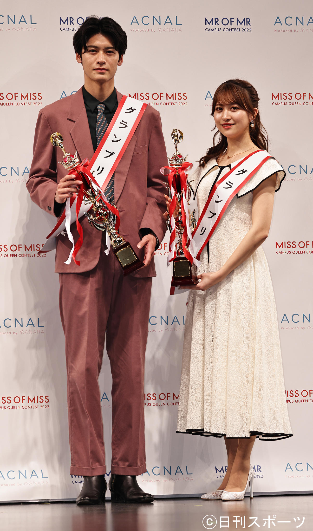 グランプリに輝いた中大・高尾昇吾さん（左）と慶大・石川莉々花さん（撮影・中島郁夫）