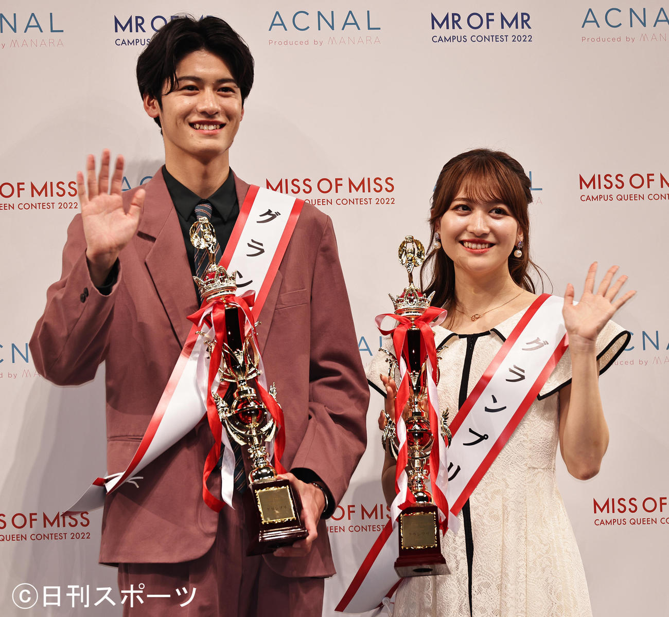 グランプリに輝いた中大・高尾昇吾さん（左）と慶大・石川莉々花さん（撮影・中島郁夫）