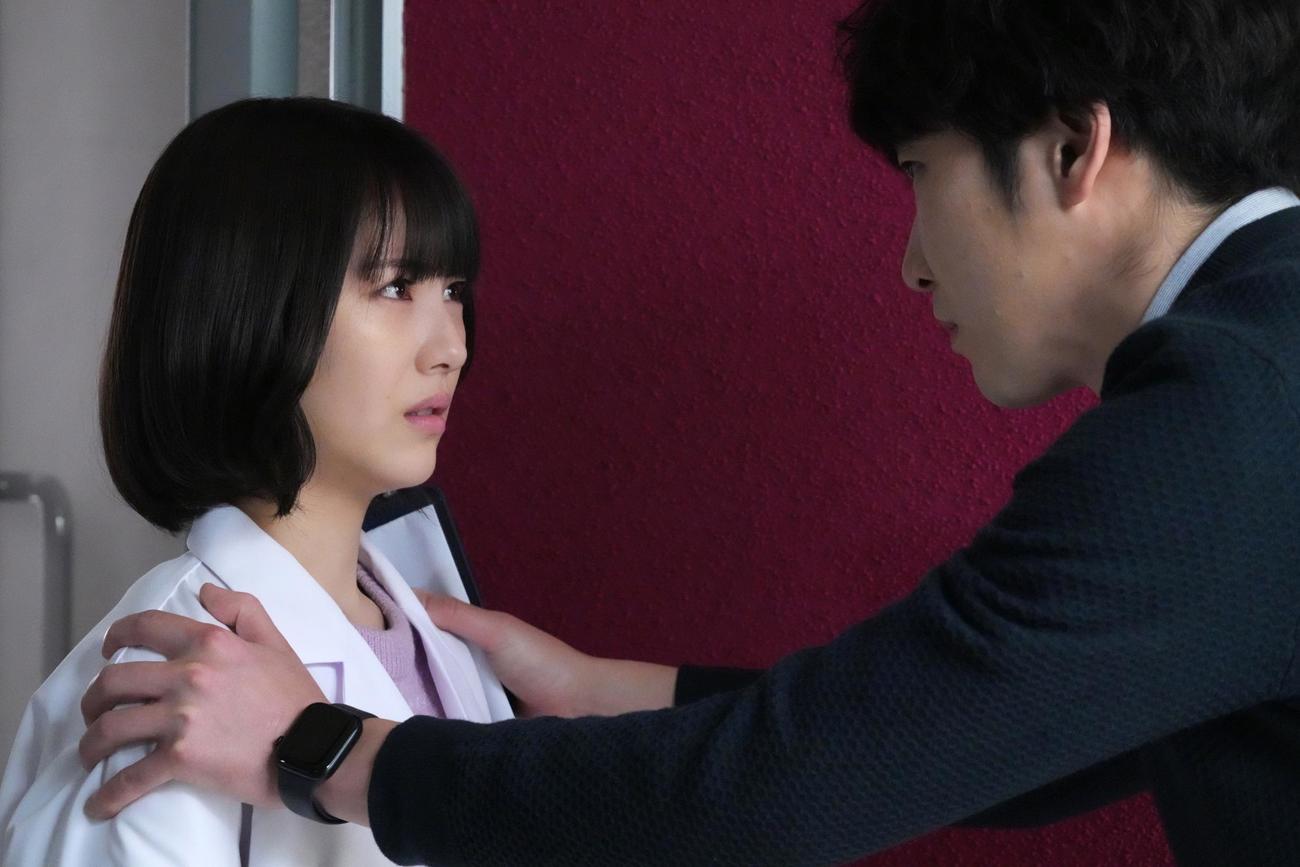 取り乱した雪村白夜（浜辺美波＝左）を狩岡将貴（柄本佑）は勇気づける（C）カンテレ