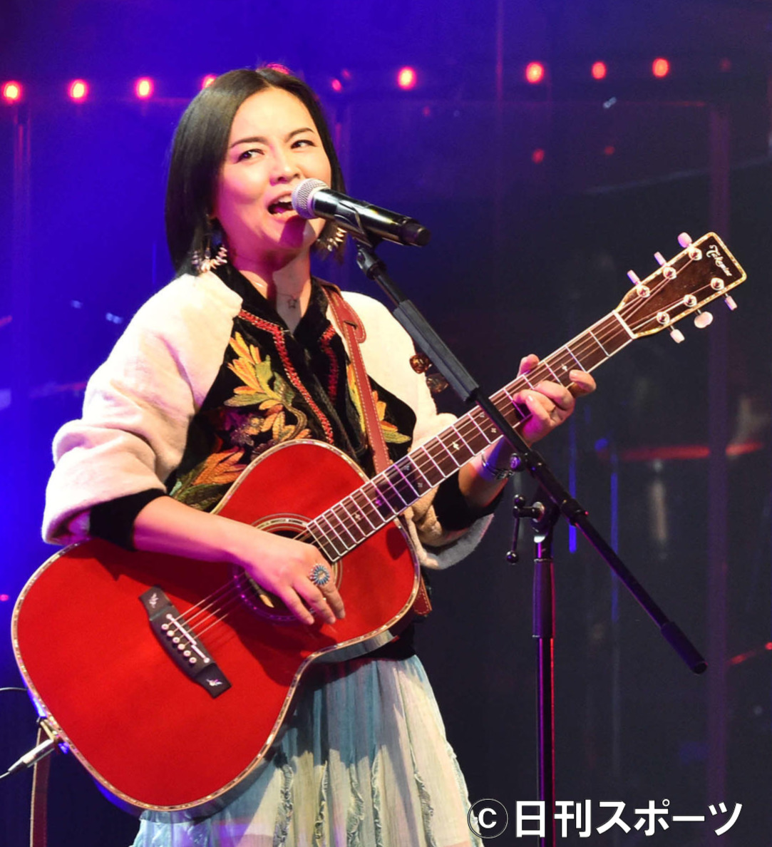 榊英雄監督の妻でシンガーソングライターの和＝2017年12月