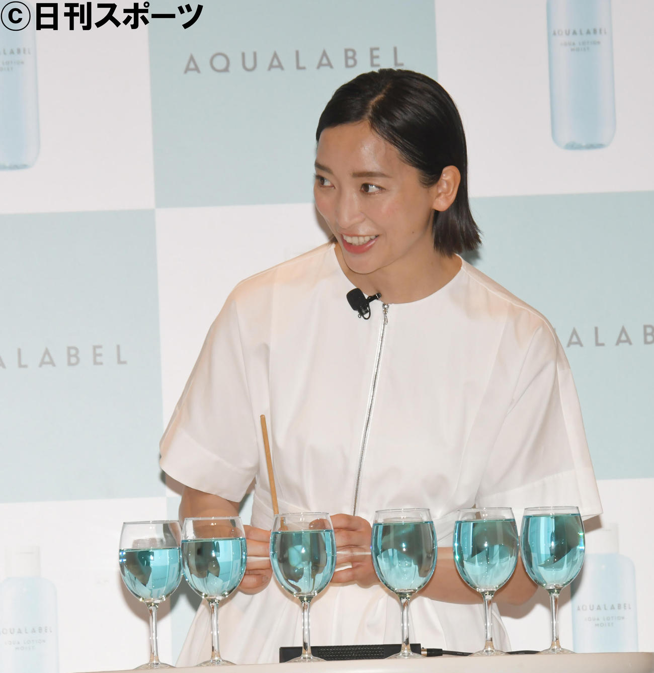 アクアレーベルの新CM発表会で、特製水楽器を演奏する杏（撮影・酒井清司）