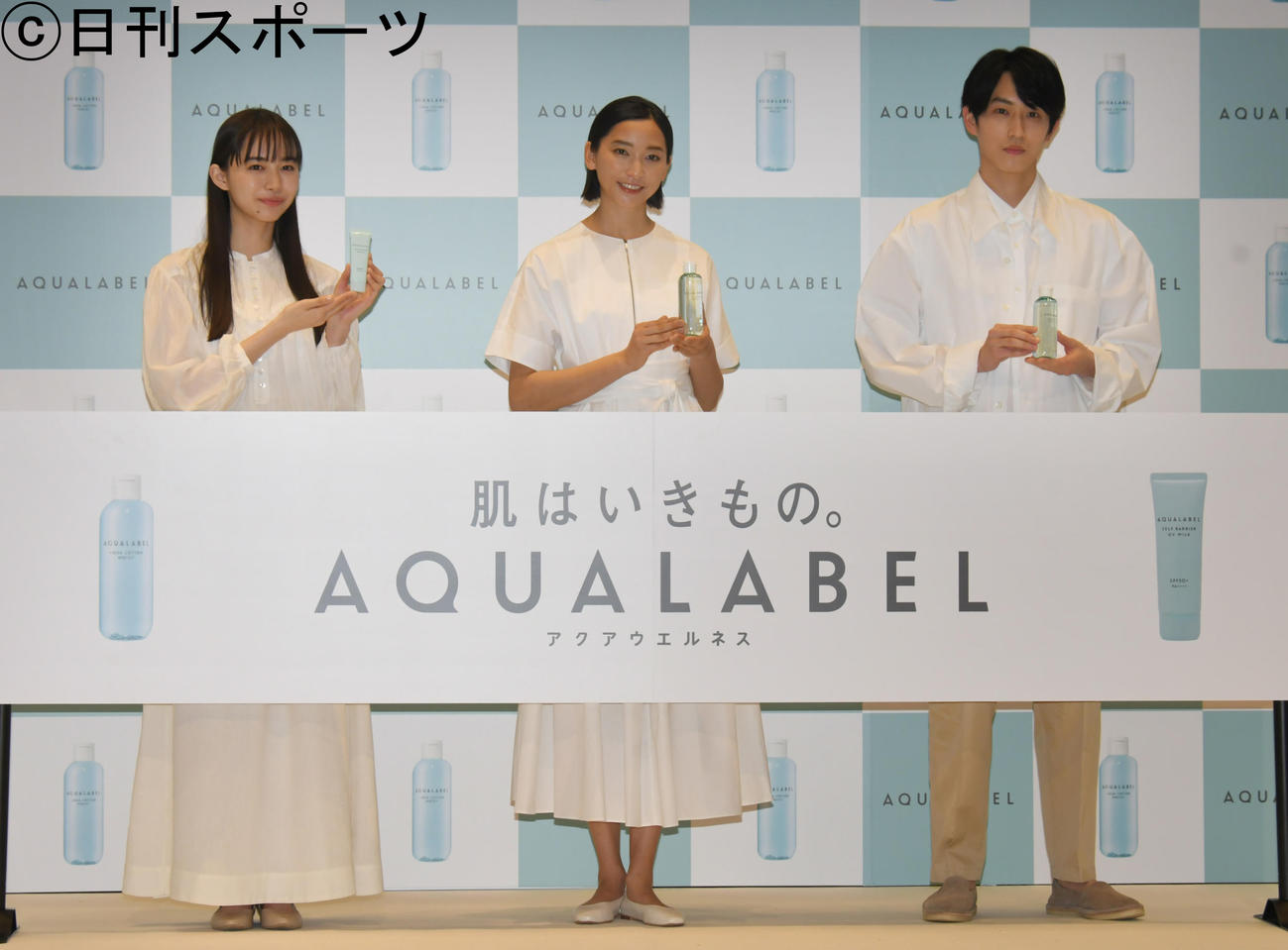 アクアレーベルの新CM発表会で、笑顔で記念撮影する左から井桁弘恵、杏、杉野遥亮（撮影・酒井清司）