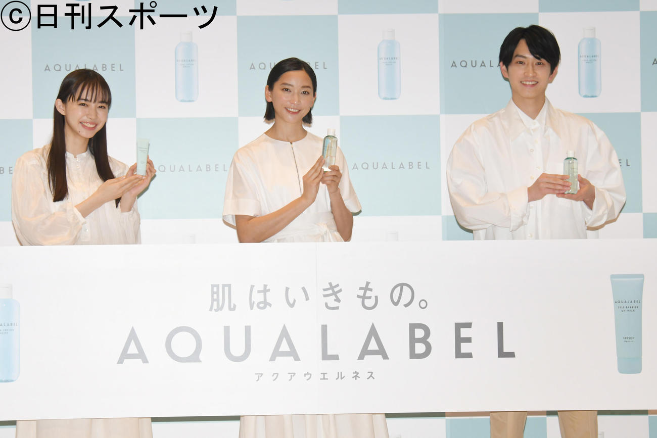 アクアレーベルの新CM発表会で、笑顔で記念撮影する左から井桁弘恵、杏、杉野遥亮（撮影・酒井清司）
