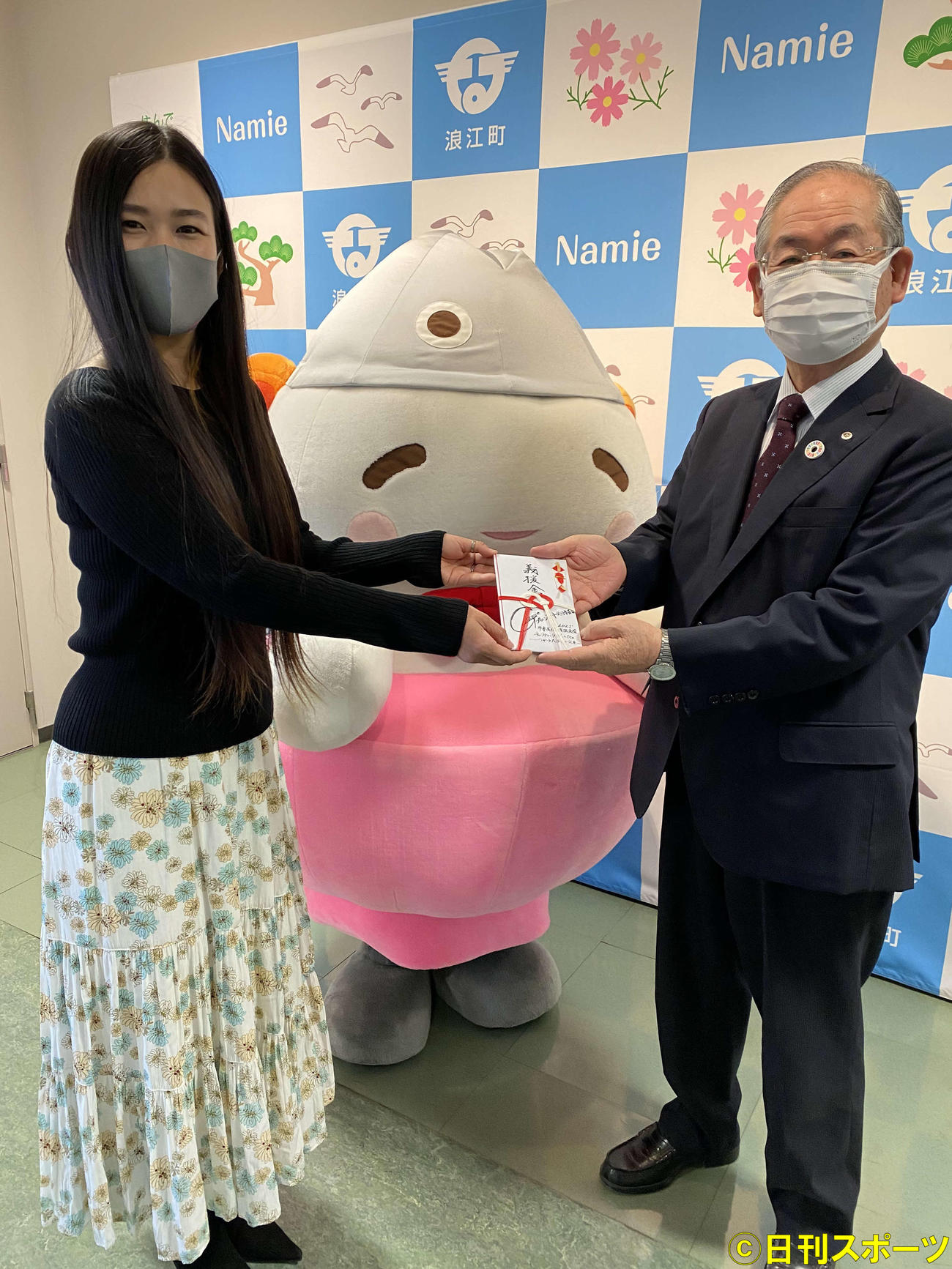 出身地の浪江町の吉田数博町長（右）に義援金を手渡す牛来美佳