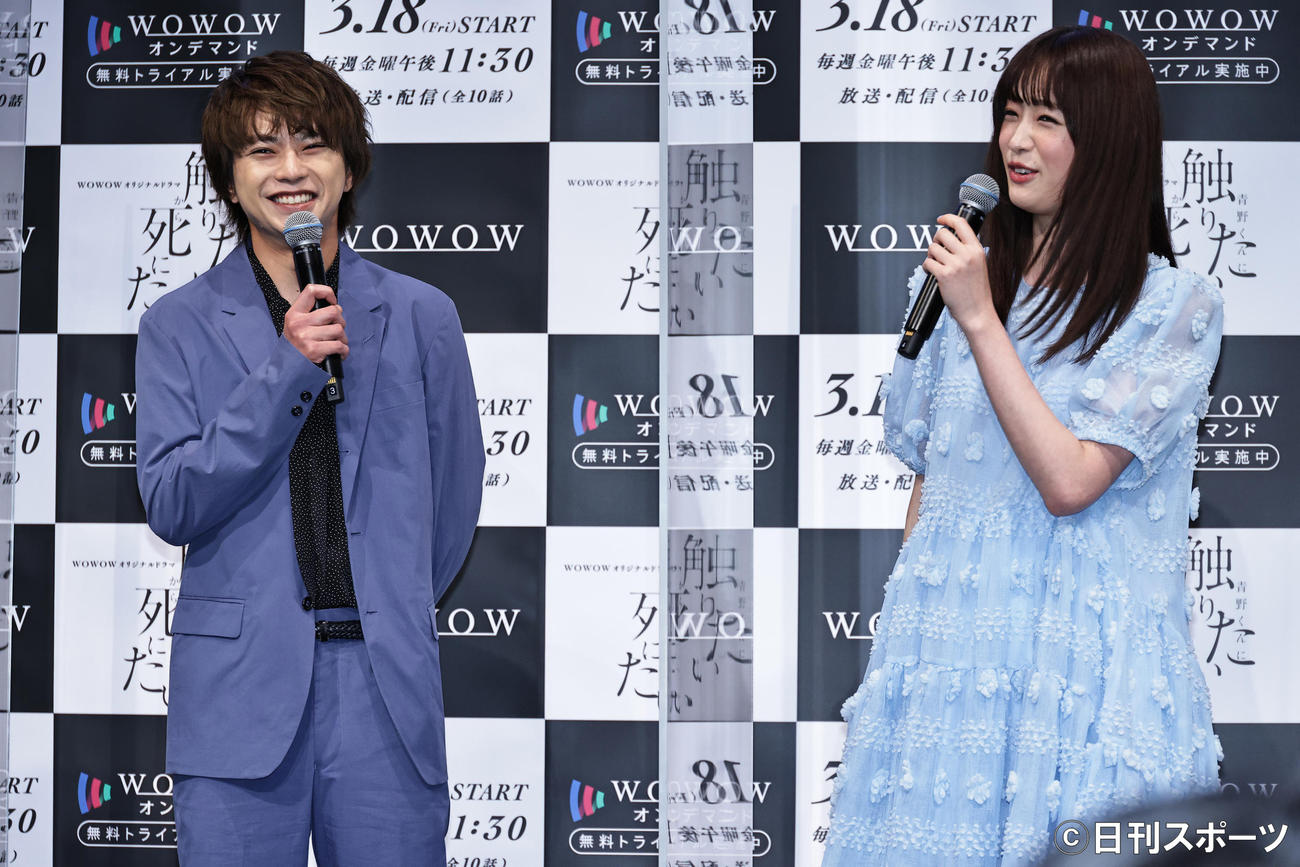 ドラマ「青野くんに触りたいから死にたい」完成報告会を行った佐藤勝利（左）と高橋ひかる（撮影・中島郁夫）