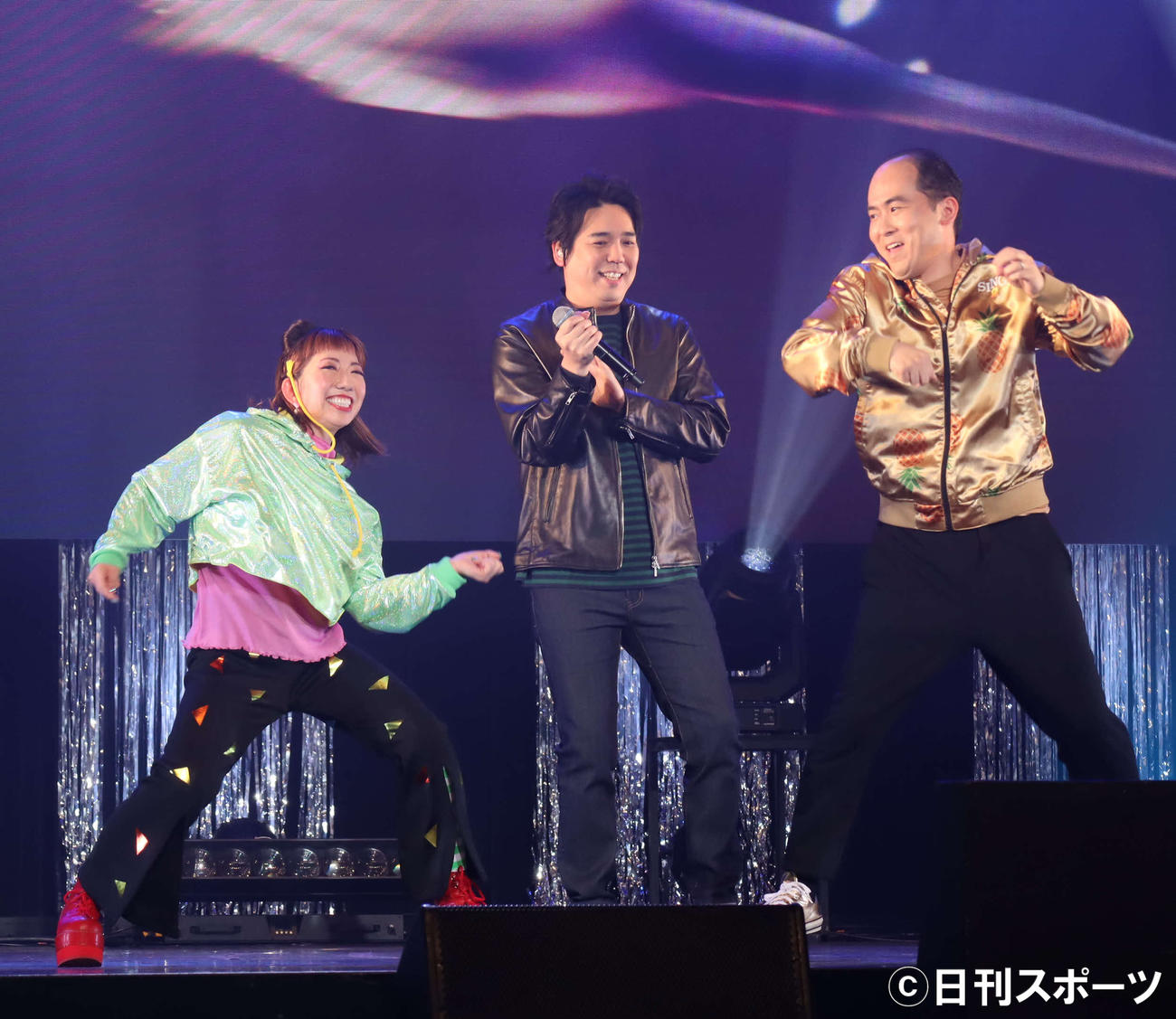 映画「SING／シング:ネクストステージ」のイベントで歌唱するスキマスイッチの大橋卓弥（中央）、ダンスパフォーマンスするakane（左）とスキマスイッチの斎藤司