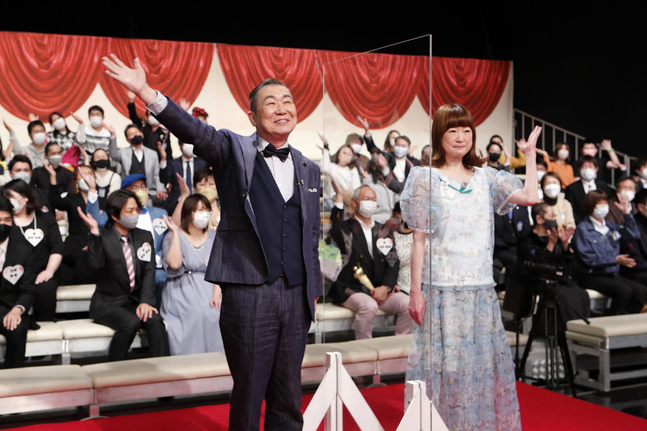 「新婚さんいらっしゃい！」の最終収録に臨んだ桂文枝（左）、山瀬まみ（ABCテレビ提供）
