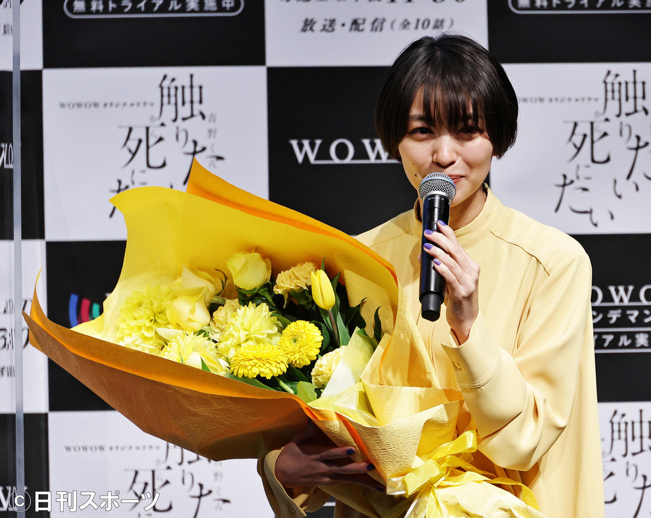 ドラマ「青野くんに触りたいから死にたい」完成報告会で誕生日を祝う花束を贈られた里々佳（撮影・中島郁夫）