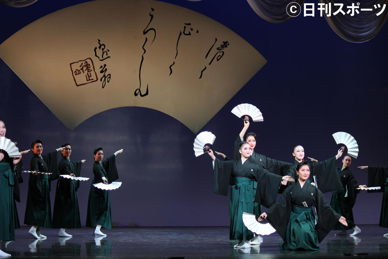 恒例の日本舞踊で幕開けた108期文化祭（撮影・村上久美子）