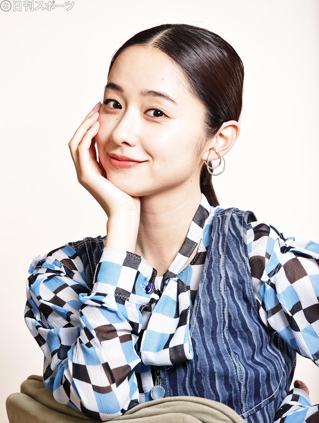 声優に挑戦した堀田真由は、透き通る美しさでレンズを見つめた（撮影・中島郁夫）