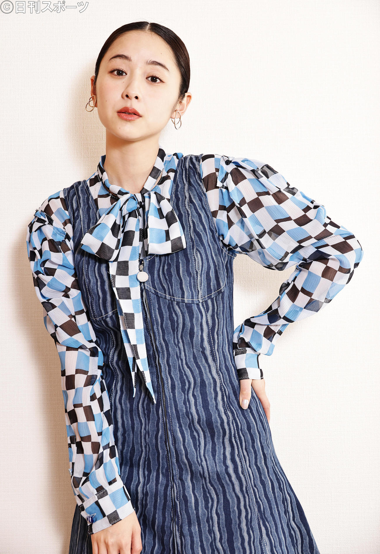 声優に挑戦した堀田真由は、透き通る美しさでレンズを見つめた（撮影・中島郁夫）