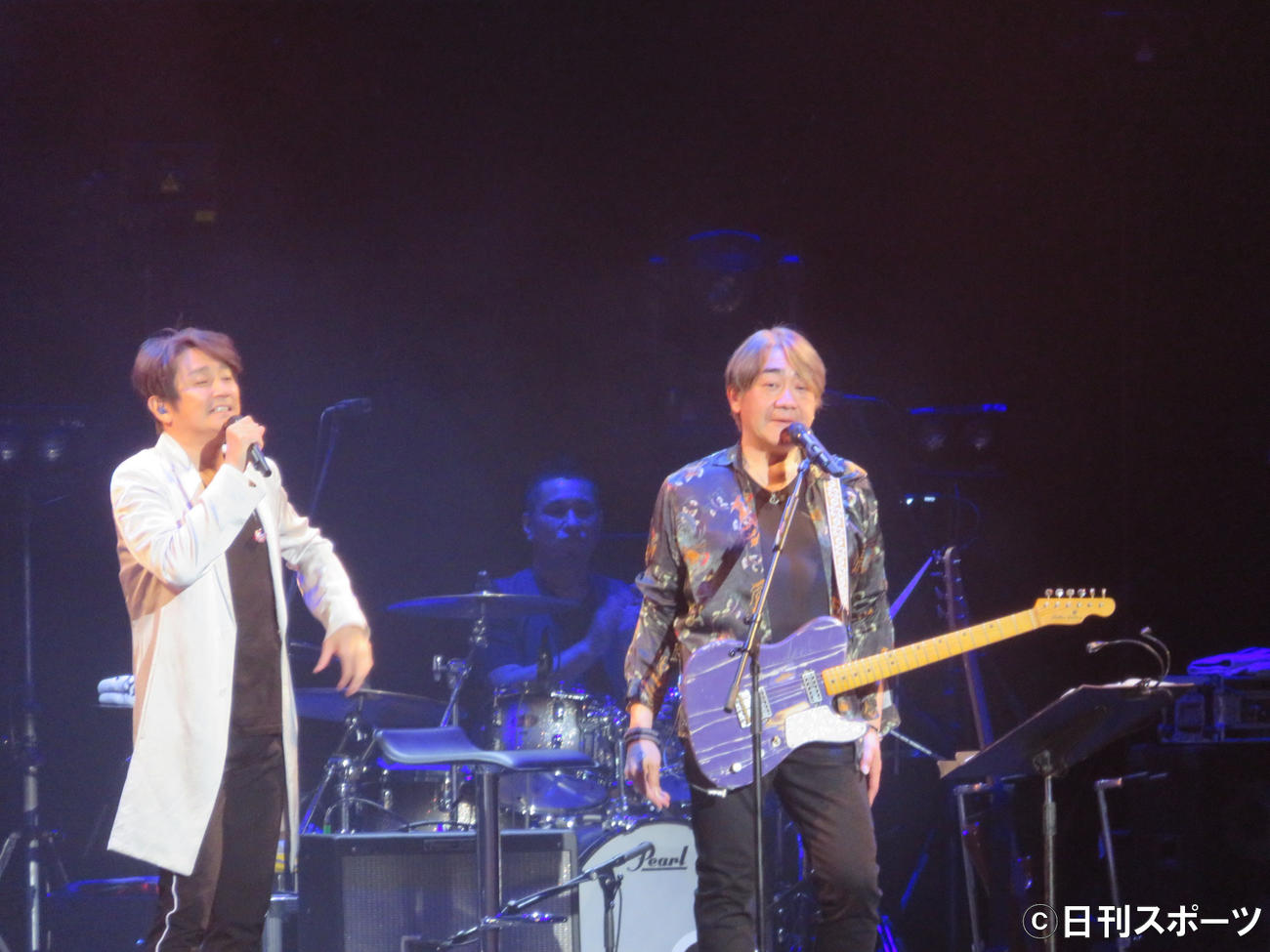 「MasahikoとYoshio Live Tour 2021－2022」のステージに立つ近藤真彦（左）と野村義男（2022年3月撮影）