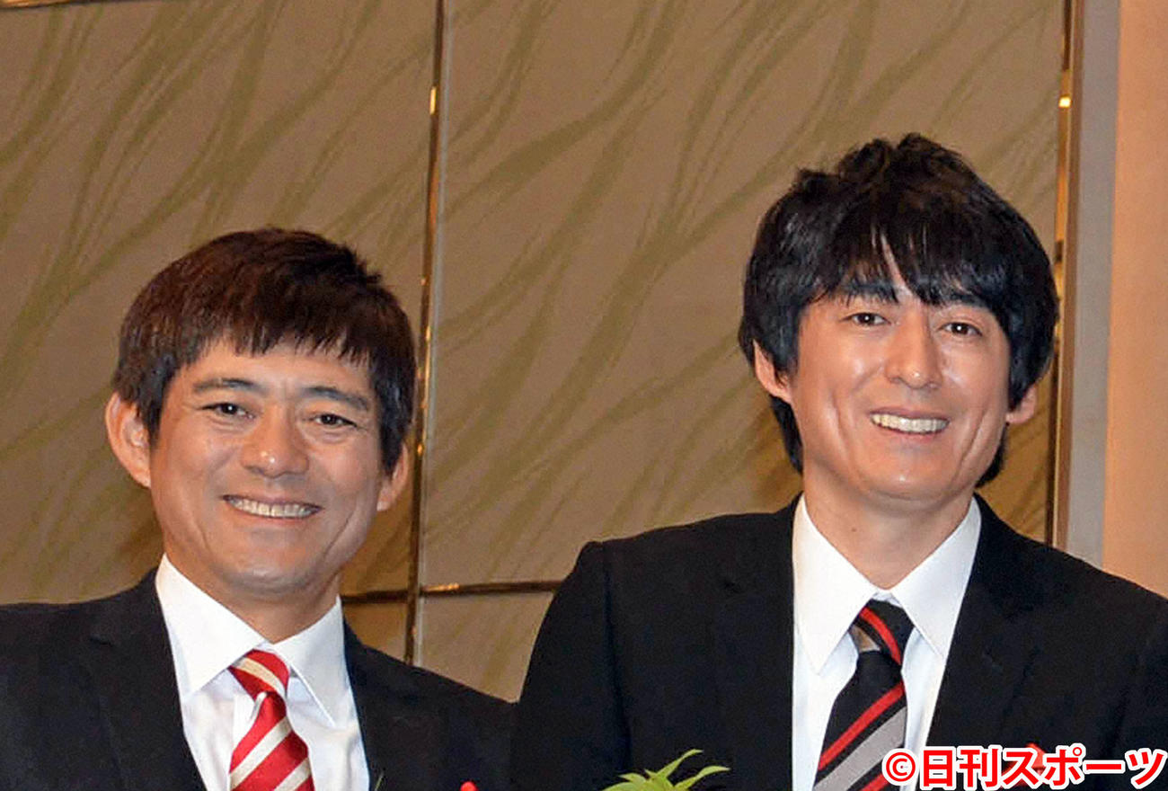 博多華丸（左）と博多大吉（2016年10月31日撮影）
