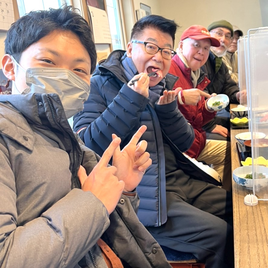 生放送終了後、地元気仙沼の食堂で朝ご飯を食べる生島ヒロシ（左から2人目）