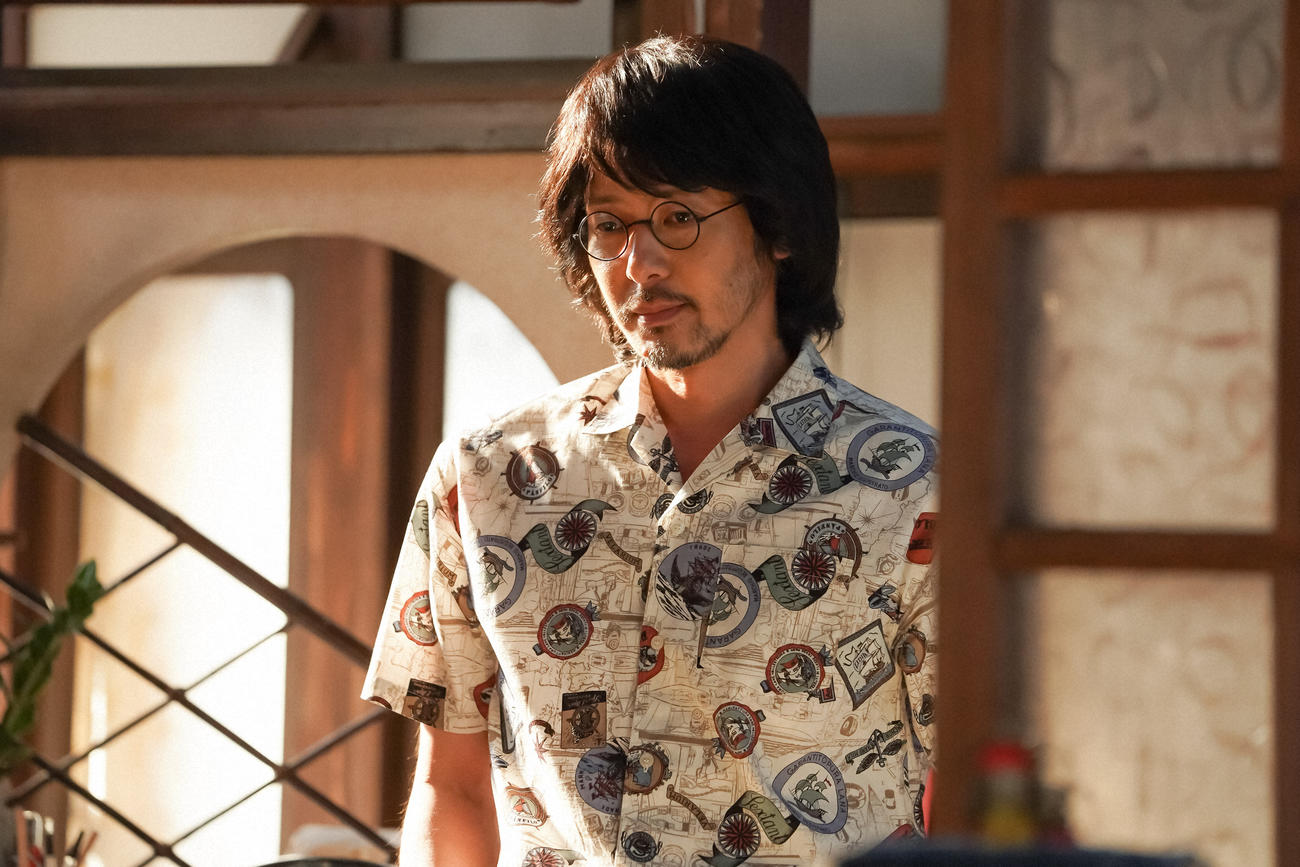 「大月」の茶の間にて。ひなたと桃太郎に過去のことを話す大月錠一郎（オダギリジョー）（Ｃ）NHK