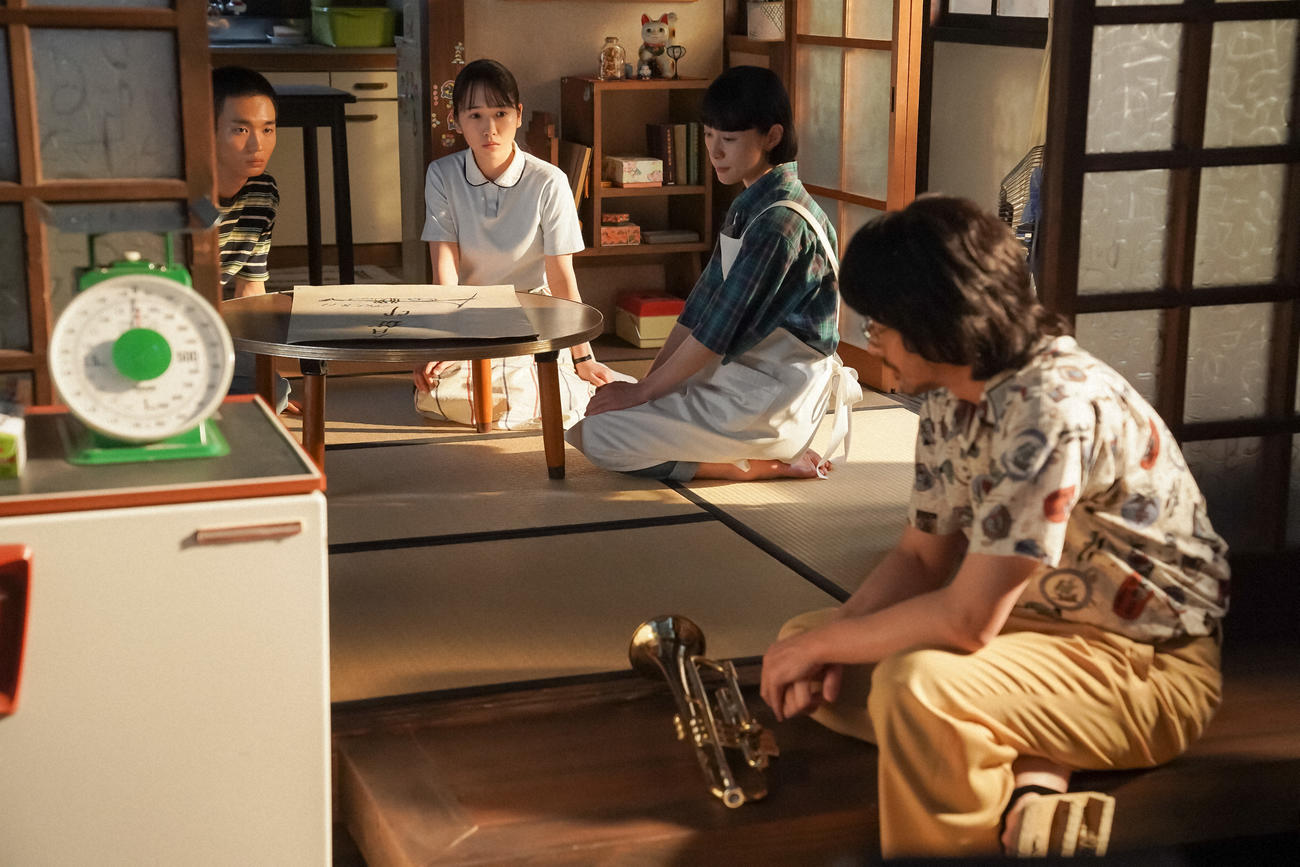 「大月」の茶の間にて。ひなたと桃太郎に過去の話をする錠一郎。左から、大月桃太郎（青木柚）、大月ひなた（川栄李奈）、大月るい（深津絵里）、大月錠一郎（オダギリジョー）（Ｃ）NHK