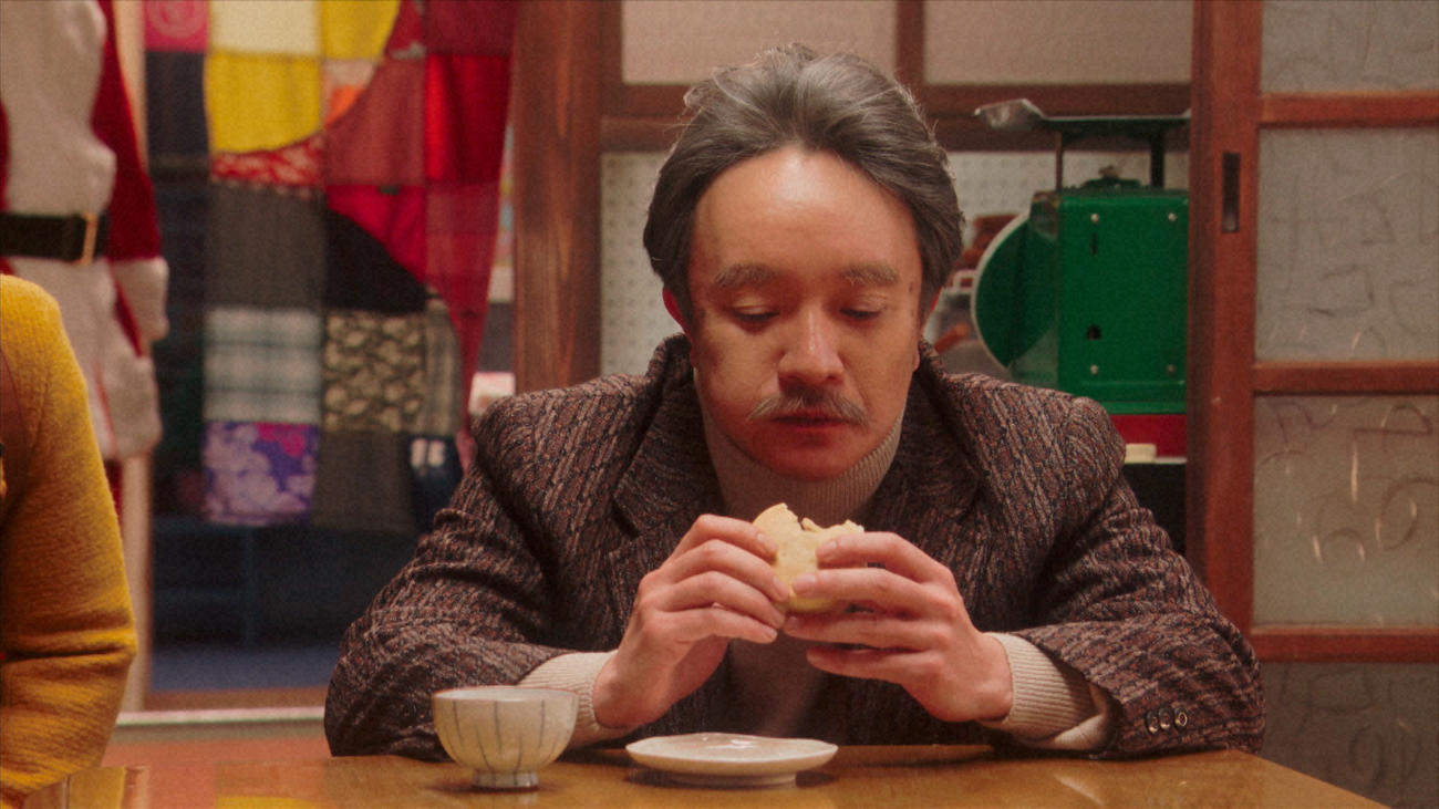 「大月」の茶の間にて。回転焼きを食べる橘算太（濱田岳）（Ｃ）NHK