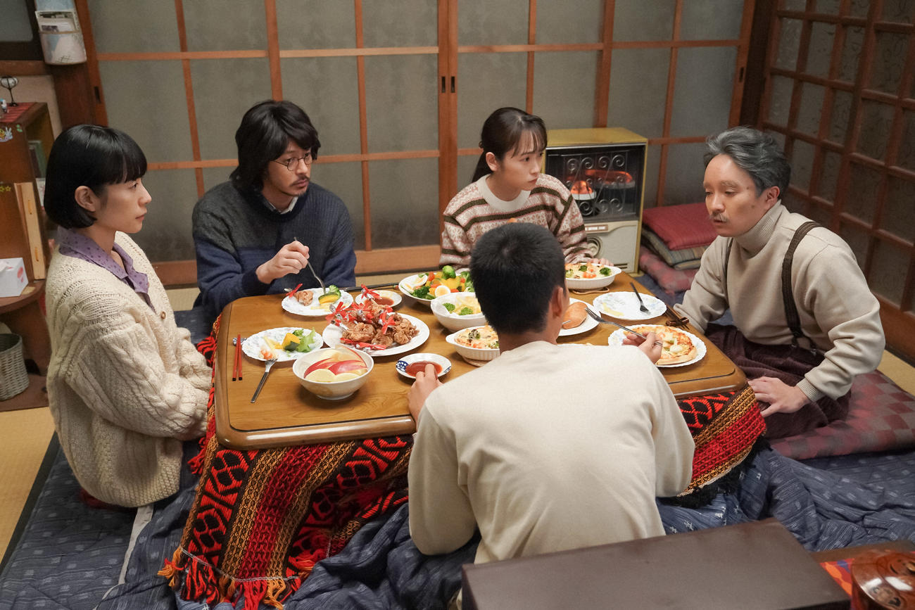 「大月」の茶の間にて。算太と話をするるいとひなた。左から、大月るい（深津絵里）、大月錠一郎（オダギリジョー）、大月桃太郎（青木柚）、大月ひなた（川栄李奈）、橘算太（濱田岳）（Ｃ）NHK
