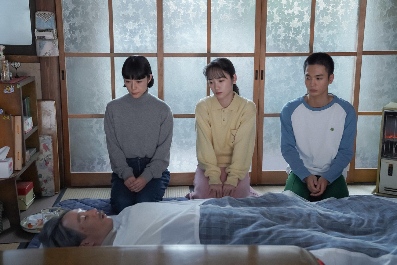 「大月」の茶の間で算太の話を聞くるいたち。左から、橘算太（濱田岳）、大月るい（深津絵里）、大月ひなた（川栄李奈）、大月桃太郎（青木柚）（Ｃ）NHK