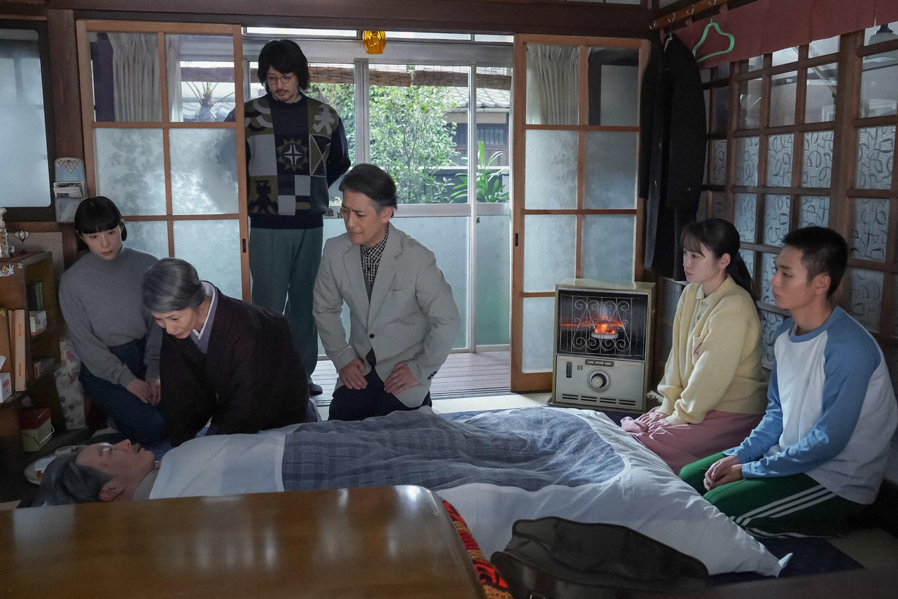 「大月」の茶の間で算太に話しかける清子。左から、大月るい（深津絵里）、橘算太（濱田岳）、赤螺清子（松原智恵子）、大月錠一郎（オダギリジョー）、赤螺吉右衛門（堀部圭亮）、大月ひなた（川栄李奈）、大月桃太郎（青木柚）（Ｃ）NHK