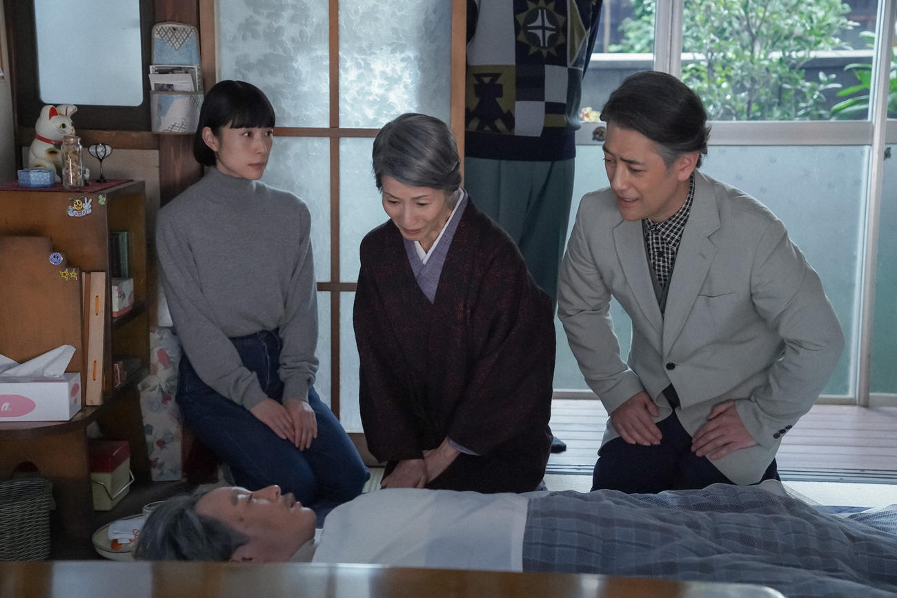 「大月」の茶の間で算太に話しかける清子と吉右衛門。左から、大月るい（深津絵里）、橘算太（濱田岳）、赤螺清子（松原智恵子）、赤螺吉右衛門（堀部圭亮）（Ｃ）NHK