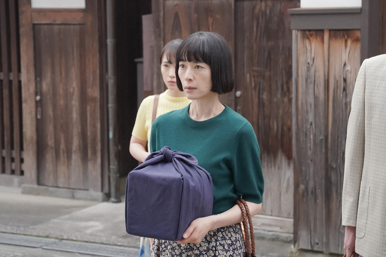 雉真家に帰ってきたるい。左から、大月ひなた（川栄李奈）、大月るい（深津絵里）（Ｃ）NHK