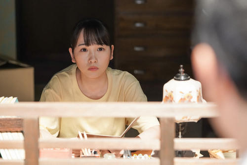 見知らぬおじいさんに声かけられるひなた、サイレンが鳴り…／カムカム