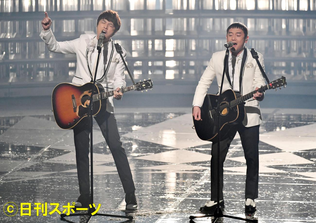 ゆずの北川悠仁（左）と岩沢厚治（2017年12月31日撮影）