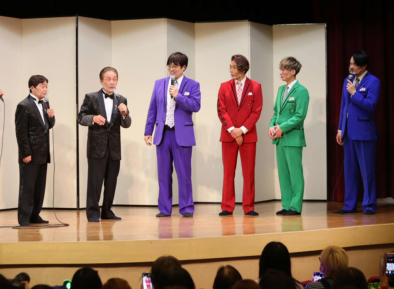 浅草フランス座演芸場東洋館のステージでトークするおぼん・こぼんと純烈、左3人目から酒井一圭、白川裕二郎、後上翔太、小田井涼平（撮影・鈴木正人）