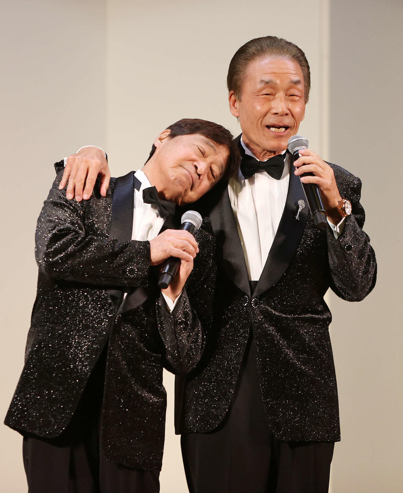 ステージで仲の良さをアピールするおぼん・こぼん（撮影・鈴木正人）