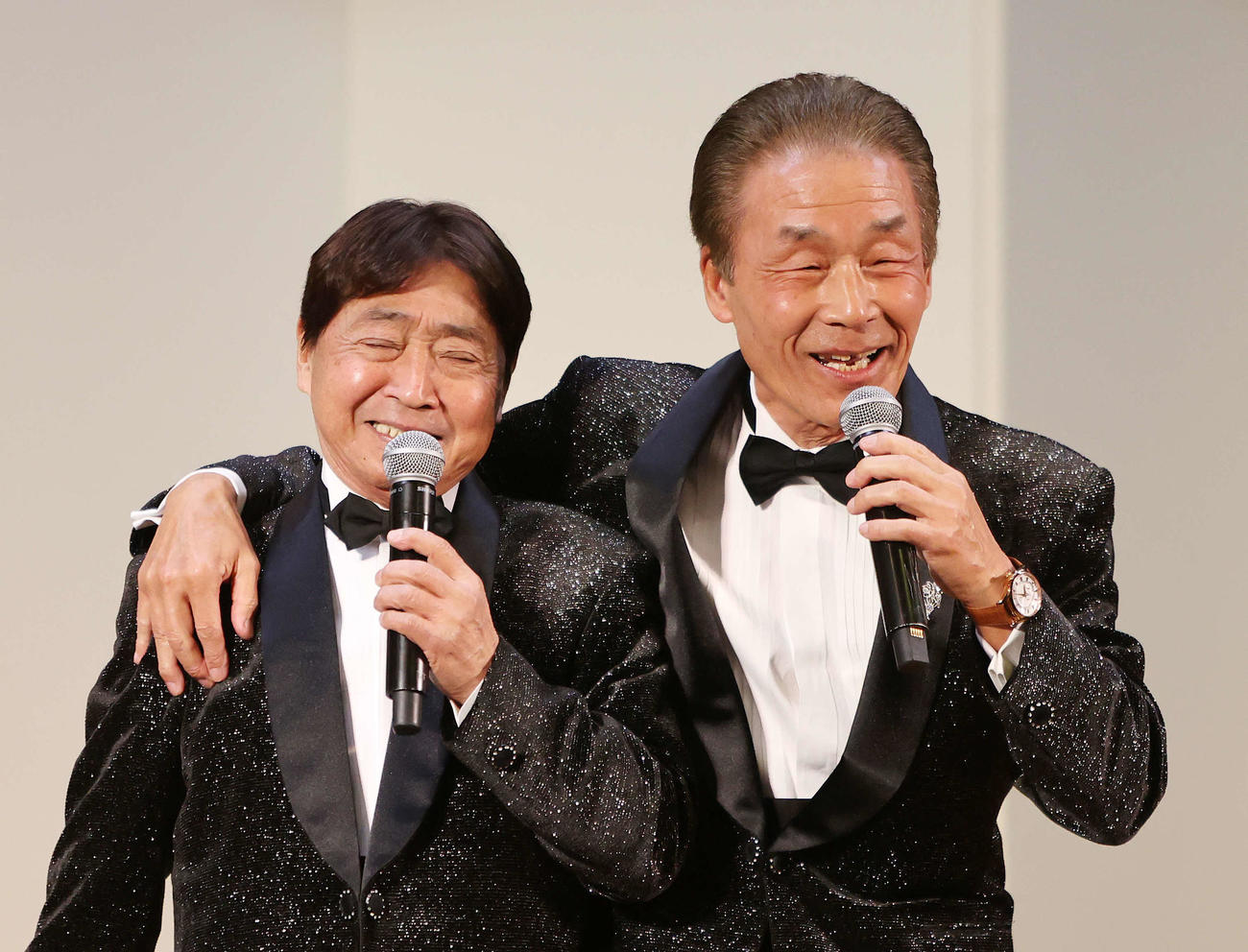 ステージで仲の良さをアピールするおぼん・こぼん（撮影・鈴木正人）