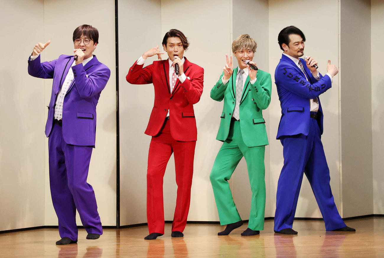 浅草フランス座演芸場東洋館のステージで「君を奪い去りたい」を熱唱する純烈、左から酒井一圭、白川裕二郎、後上翔太、小田井涼平郎（撮影・鈴木正人）